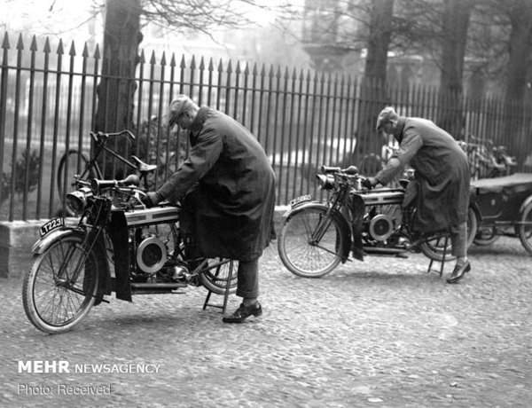 شاهزاده آلبرت و شاهزاده هنری با موتورسیکلت خود در دانشگاه کمبریج در انگلستان
