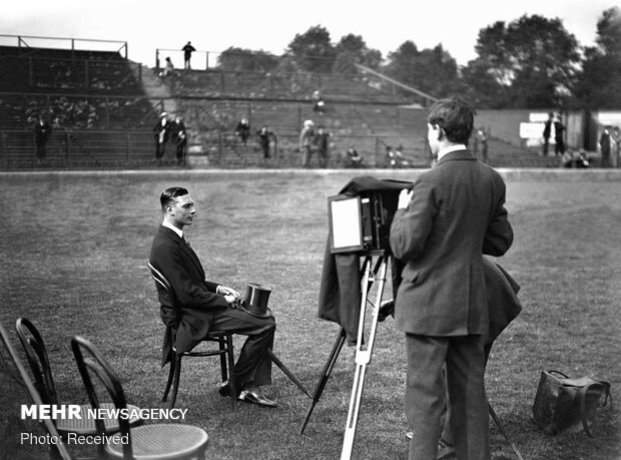 شاهزاده آلبرت برای گرفتن عکس در زمین دو و میدانی در استمفورد بریج در لندن برروی صندلی نشسته است
