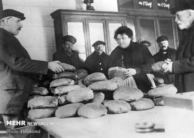 مردم در نانوایی در فرانسه نان می خرند. به منظور کاهش قیمت، نان به میزان یک فرانک در هر کیلو فروخته می شد و نانوایی هایی که حاضر به مطابقت با این قیمت نبودند بسته می شدند

