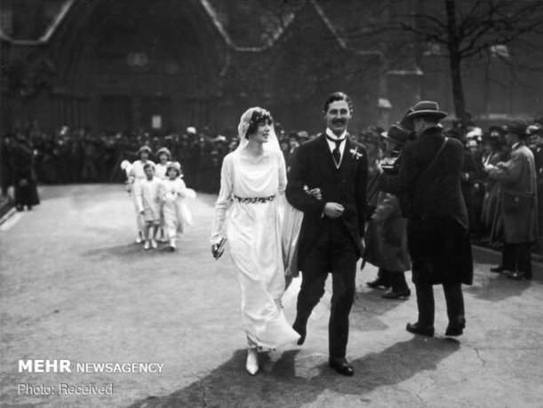 هارولد مکمیلان که از سال 1957 تا 1963 به عنوان نخست وزیر انگلیس خدمت کرده است، با همسرش دوروتی کاوندیش در روز عروسی خود در لندن
