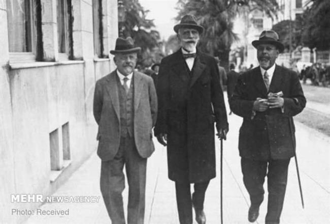 مقامات کنفرانس صلح سن رمئو در حال پیاده روی در شهر ایتالیا ، کنفرانس سن ریمو یک نشست بین المللی شورای عالی متفقین پس از جنگ جهانی اول بود که از 19 تا 26 آوریل برگزار شد
