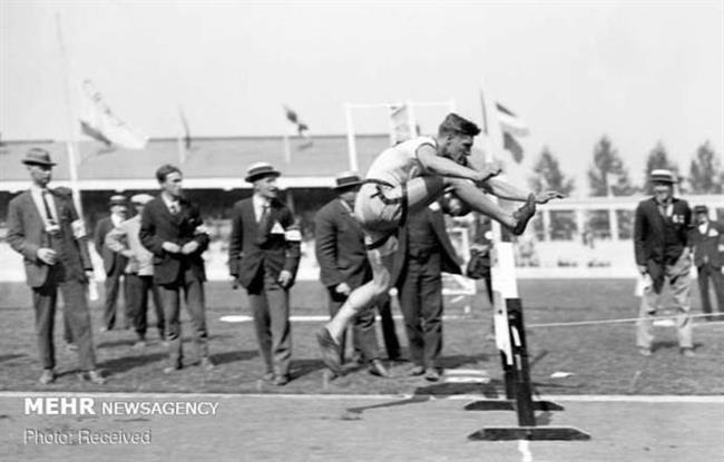 ارل تامسون از کانادا در حال مسابقه دو 110 متر پرش از مانع، المپیک تابستانی در بلژیک
