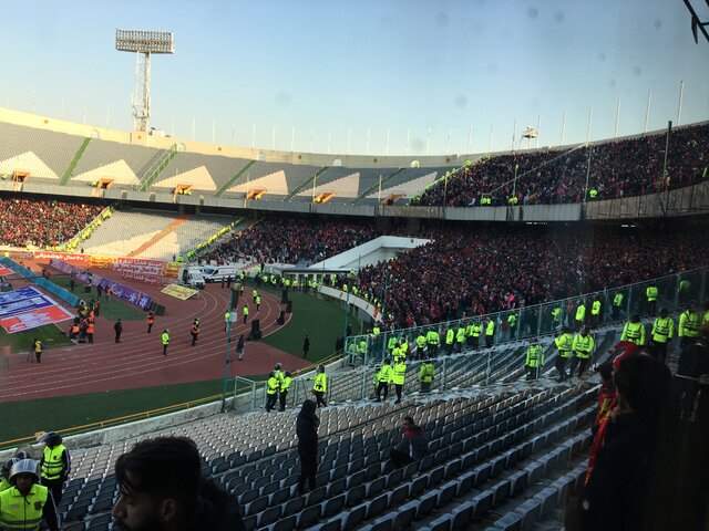 سنگ‌پرانی و فحاشی بین هواداران پرسپولیس و تراکتور