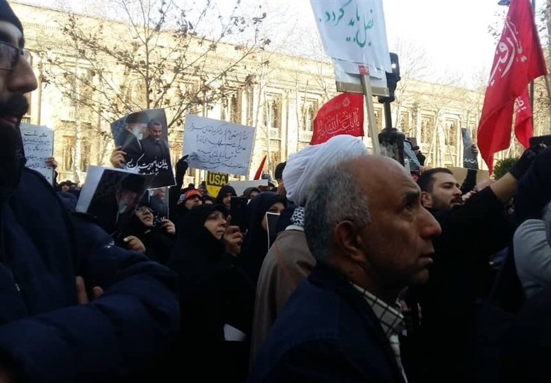 جمعی از دانشجویان در اعتراض به اظهارات اخیر ظریف مقابل وزارت امور خارجه تجمع کردند