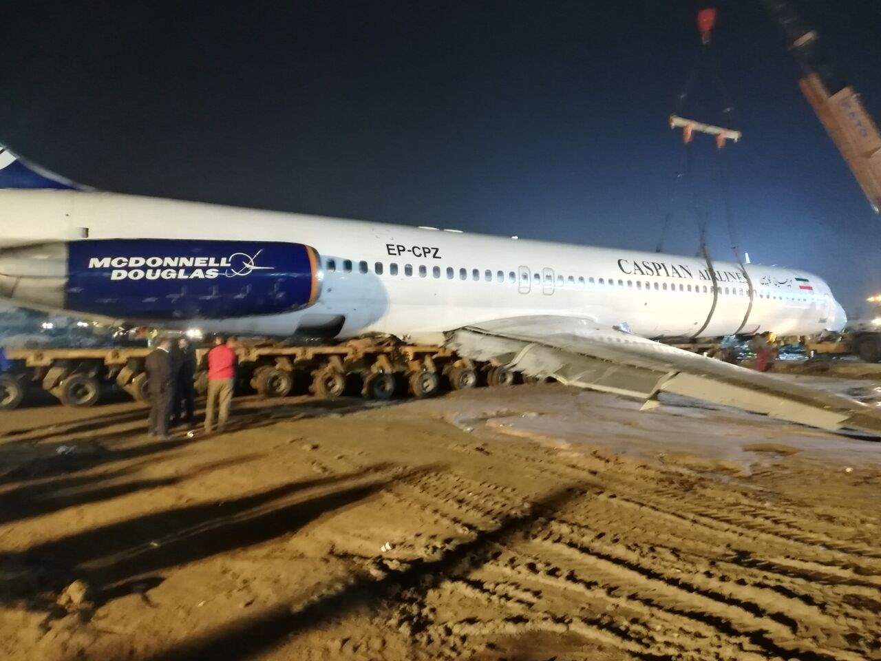 هواپیمای خارج شده از باند در ماهشهر به فرودگاه منتقل شد