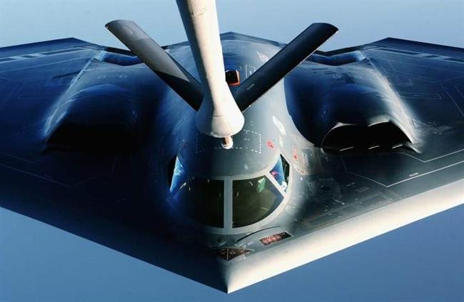 با طراحی شبیه «بال پرنده» خود که آن را برای رادارها تقریباً غیرقابل رویت می سازد، بمب افکن B-2 Spirit گران قیمت ترین هواپیمای نظامی جهان نیز به شمار می آید.