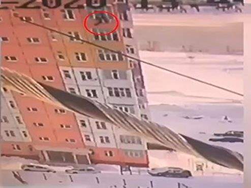 نجات یک زن با برف پس از سقوط از طبقه نهم! + فیلم