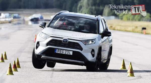 واکنش تویوتا به ضعف نرم افزاری و مشکل هندلینگ شاسی بلند RAV4 [تماشا کنید]