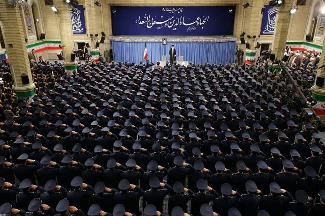 ترجمه حدیث نصب شده در دیدار رهبری با کارکنان نیروی هوایی +عکس