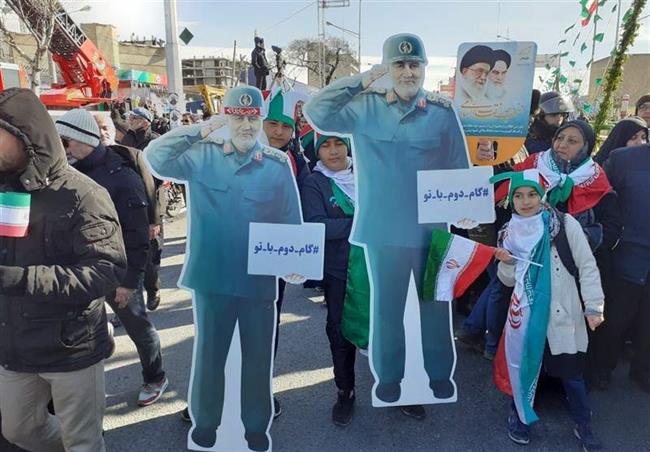 پوشش زنده راهپیمایی 22 بهمن در تهران/ انبوه تصاویر سپهبد سلیمانی در دست راهپیمایان