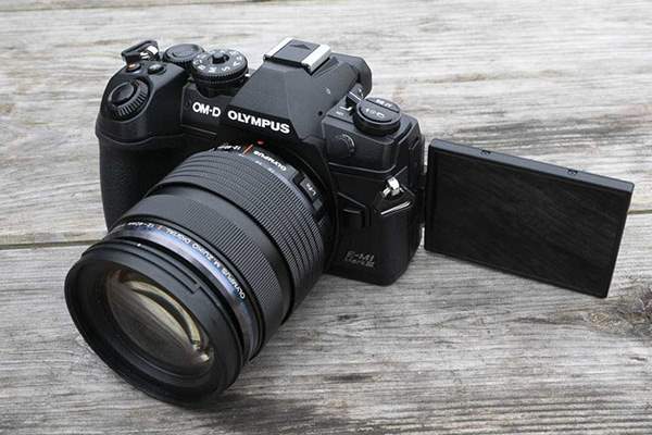 دوربین الیمپوس OM-D E-M1 Mark III معرفی شد؛ عکاسی نجومی دستی