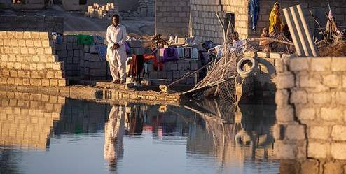 داوطلبان هلال احمر به یاری سیل زدگان رفتند/ جمع آوری 500 میلیارد تومان پول برای مردم مناطق جنوب و جنوب شرق