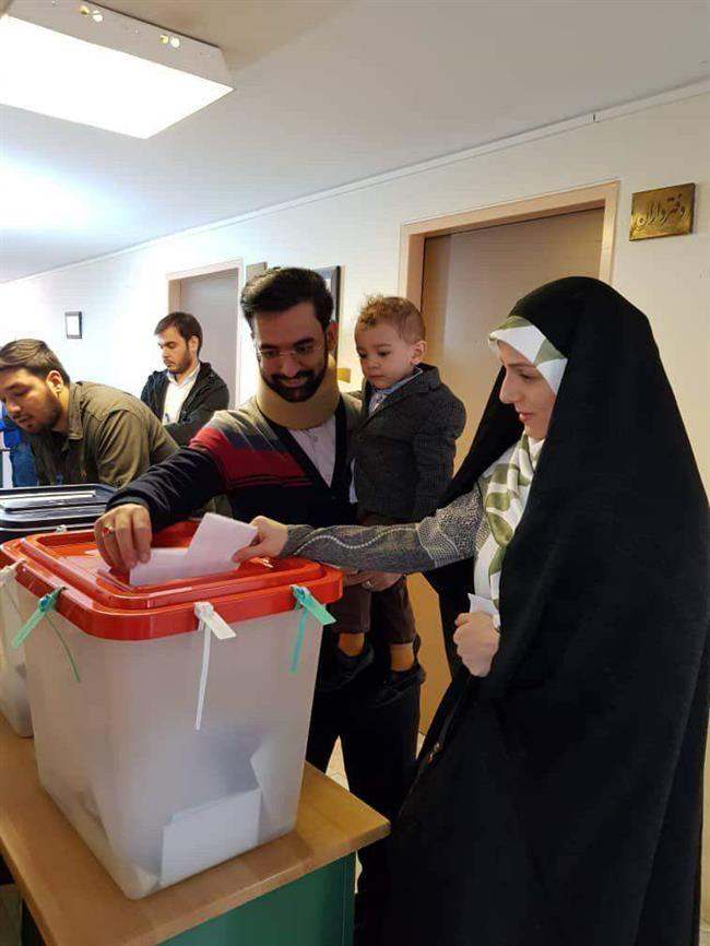 عکس: وزیر ارتباطات به همراه همسرش در پای صندوق رأی