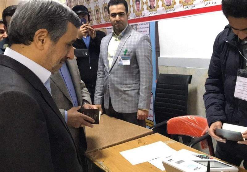 احمدی نژاد رأی خود را به صندوق انداخت