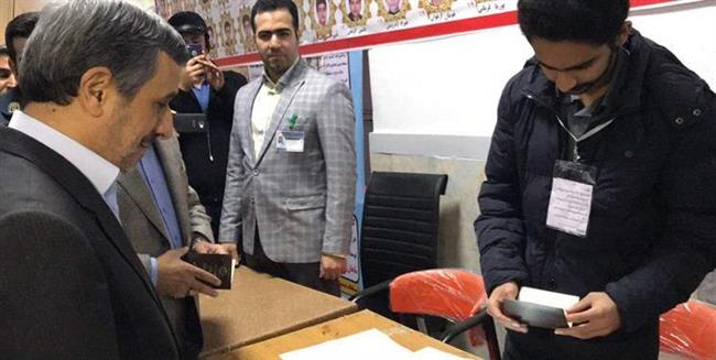 محمود احمدی نژاد رأی خود را به صندوق انداخت