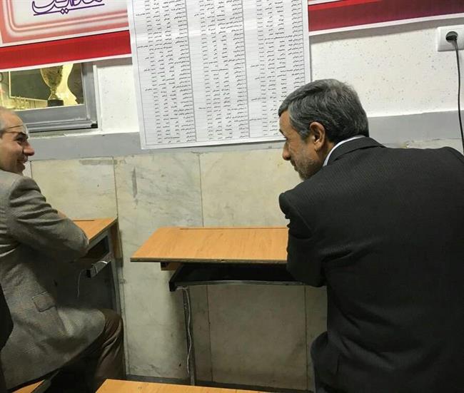 احمدی‌نژاد پشت نیمکت مدرسه رای خود را نوشت