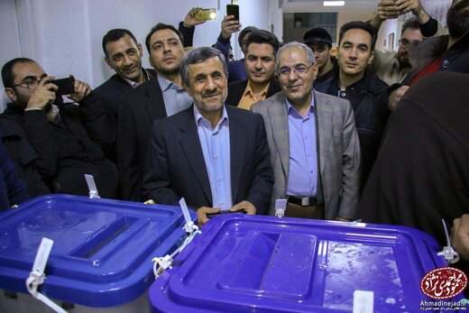 ببینید ؛ شاهکار جدید محمود احمدی‌نژاد : آموزش ساخت ماسک ضد کرونا ،پای صندوق رای !