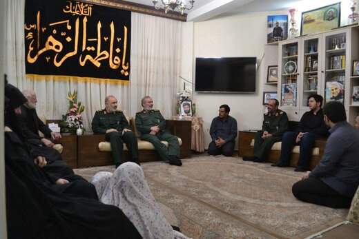 تصویری از دیدار فرمانده کل سپاه با خانواده شهیدان پاشاپور و زمانی­‌نیا