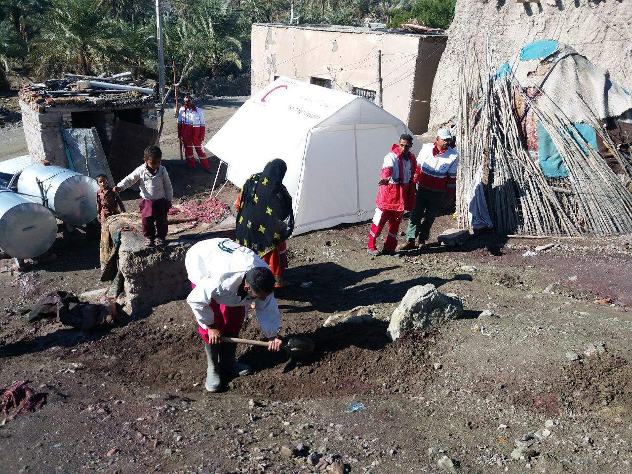 توزیع چادر در بین زلزله‌زدگان قطور کلید خورد