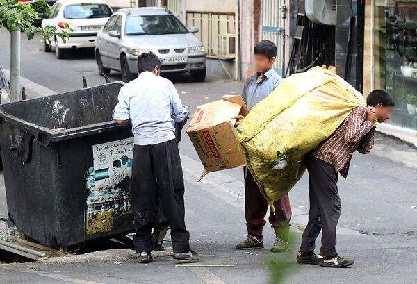 زباله، کرونا و یک لقمه نان/ کودک زباله گرد: رئیسم گفته فقط معتاد‌ها کرونا می‌گیرن!