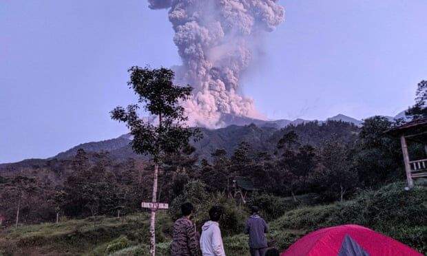 لحظه فعال شدن آتشفشان مراپی در اندونزی