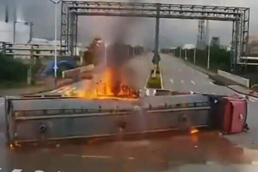 ببینید ؛ صحنه تصادف شدید جرثقیل با تانکر حمل سوخت در چین