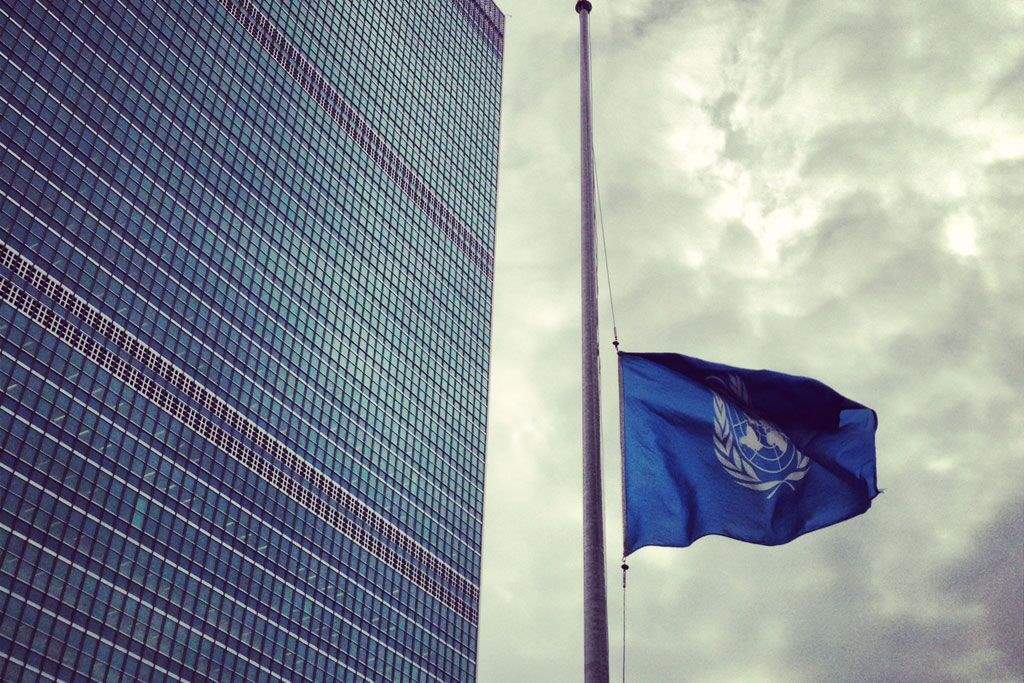 پرچم سازمان ملل متحد در همبستگی با نیویورک نیمه برافراشته می‌شود