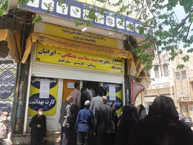 صف‌های فشرده دریافت سیمکارت برای وام یک میلیونی در قم