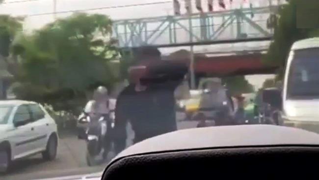 واکنش پلیس به کلیپ لگد زدن خفت‌گیران به خودروی شهروندان + فیلم