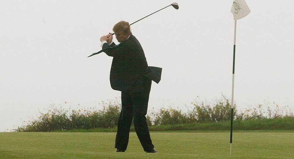 ترامپ در بحران کرونا که کشورش را در برگرفته است در حال گلف بازی دیده شد