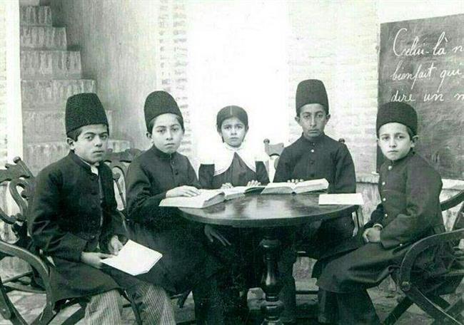 کلاس خصوصی کودکان خانواده ثروتمند در دوره قاجار +عکس