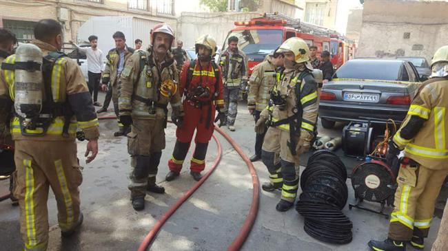 آتش سوزی انبار پارچه در خیابان مولوی