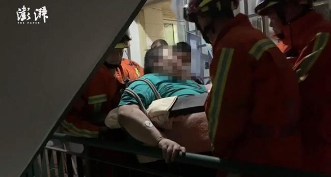 مرد چاقی که 12 مامور آتشنشانی را به خانه اش کشاند! +فیلم