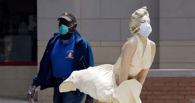 مجسمه مرلین مونرو با ماسک در آمریکا