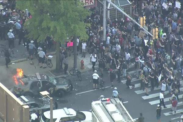 درگیری پلیس با معترضان در سراسر آمریکا؛ اعلام حکومت نظامی در چند شهر بزرگ