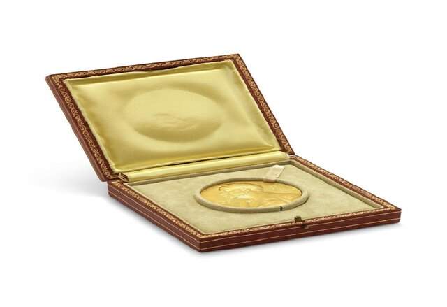 چوب حراج به مدال نوبل کاشف لقاح مصنوعی