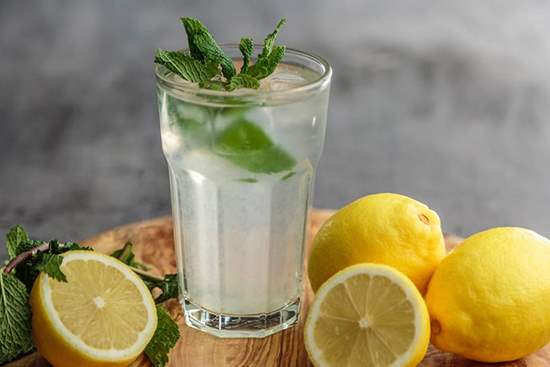 طرز تهیه لیموناد برای خنک ماندن در روز‌های داغ تابستان