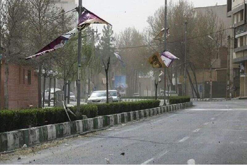 باد شدید و گرد و خاک تهران را درمی‌نوردد