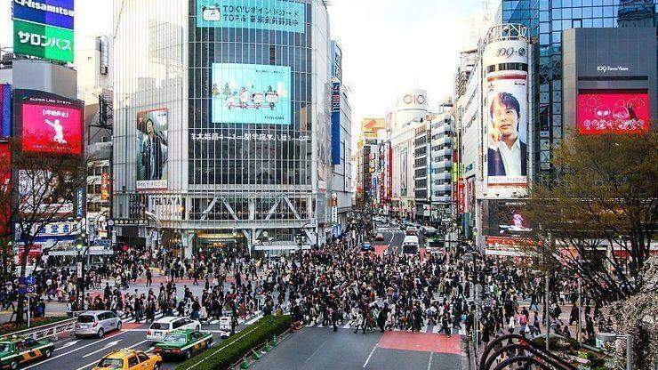 شهری در ژاپن استفاده از موبایل حین راه رفتن را ممنوع اعلام کرد
