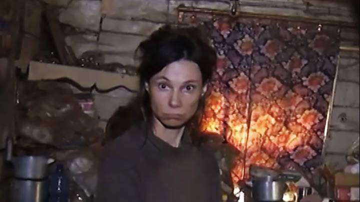 زن روسی دخترش را 26 سال در خانه زندانی و وادار به خوردن غذای گربه کرد + ویدیو
