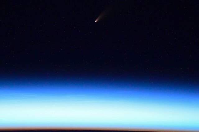 درخشش یک دنباله‌دار در تصاویر ثبت شده از فضا