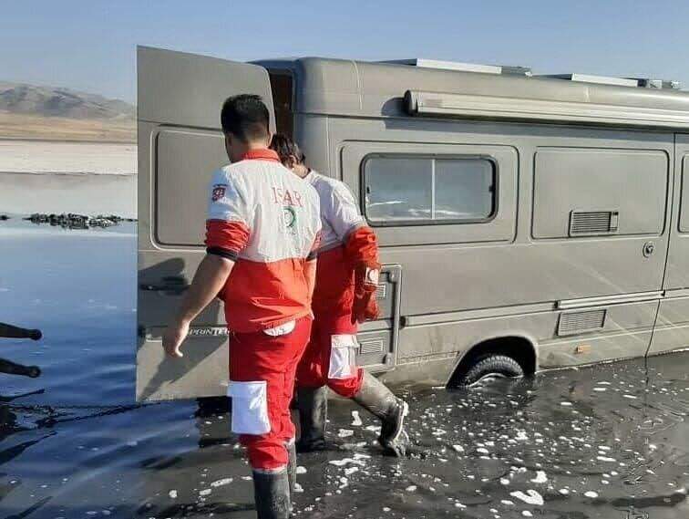 2 خودروی توریستی در دریاچه نمک قم نجات یافتند