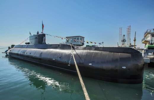 ببینید ؛ جابجایی زیردریایی 3200 تنی در بندرعباس توسط نیروی دریایی ارتش