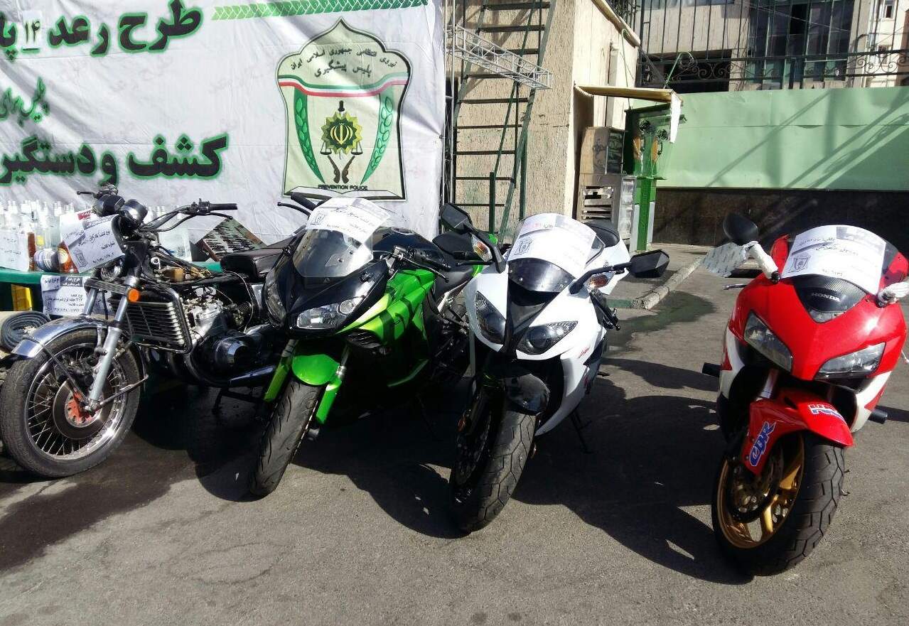 کشف 5 دستگاه موتورسیکلت قاچاق در خیابان 17 شهریور