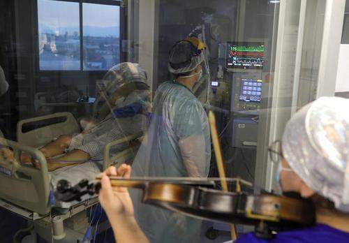 نوازندگی پرستار برای بیماران کرونایی بتسری در ای سی یو در بیمارستانی در شهر سانتیاگو
