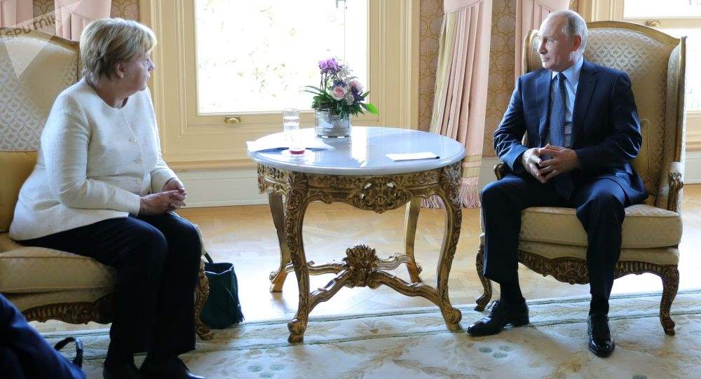 پوتین و مرکل بصورت تلفنی موضوع تحریم تسلیحاتی ایران را مورد گفتگو قرار دادند