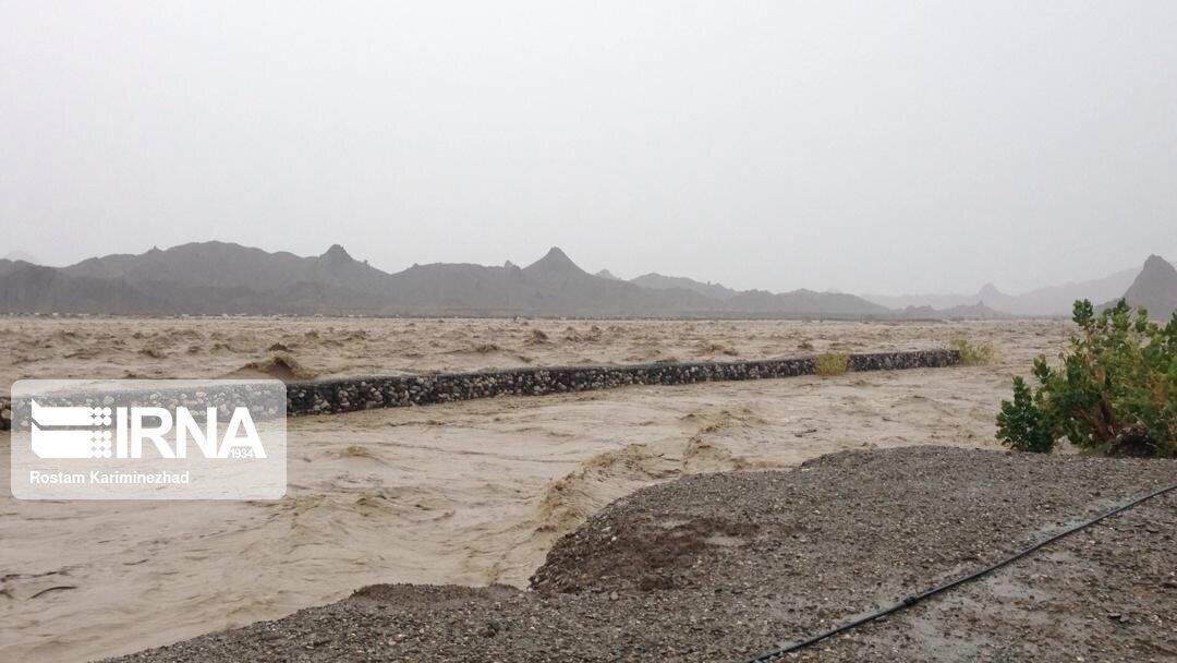 سیلاب مسیر فنوج - ایرانشهر را بست