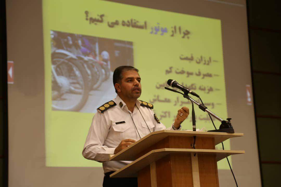 استفاده از بادگیر در جلوی موتور سیکلت برای موتور سیکلت سوارن