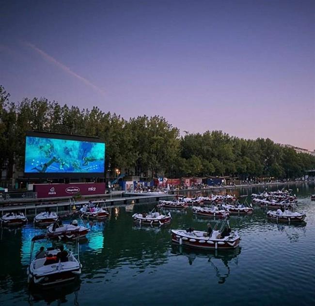 عکس: تماشای فیلم از روی قایق در پاریس