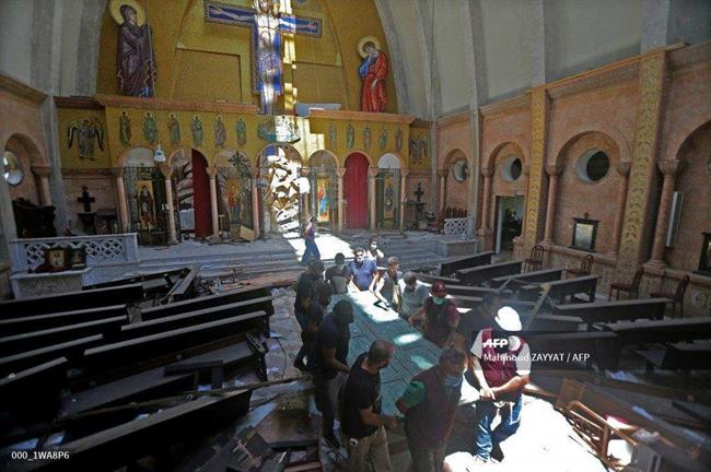 از جا کندن درب کلیسا بر اثر شدت انفجار بیروت
